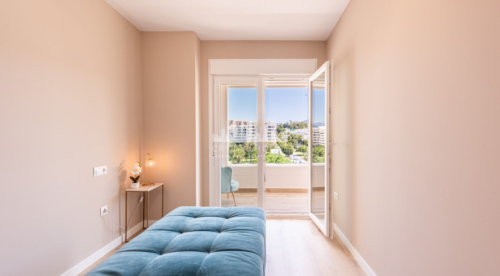 Nowy luksusowy apartament z widokiem na morze i góry w Nueva Andalucia, Marbella