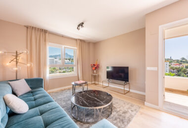 Nowy luksusowy apartament z widokiem na morze i góry w Nueva Andalucia, Marbella