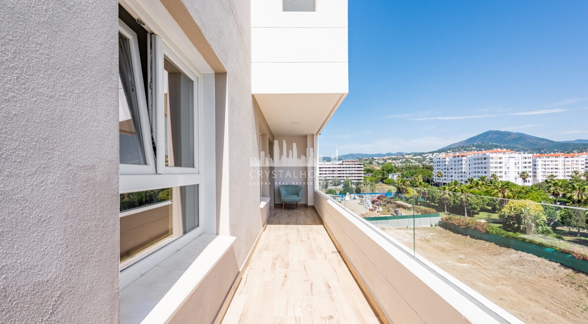Nowy luksusowy apartament z widokiem na morze i góry w Nueva Andalucia, Marbella