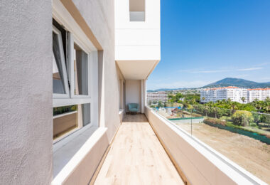 Nowy luksusowy apartament z widokiem na morze i góry w Nueva Andalucia, Marbella