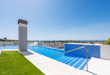 Nowy luksusowy apartament z widokiem na morze i góry w Nueva Andalucia, Marbella
