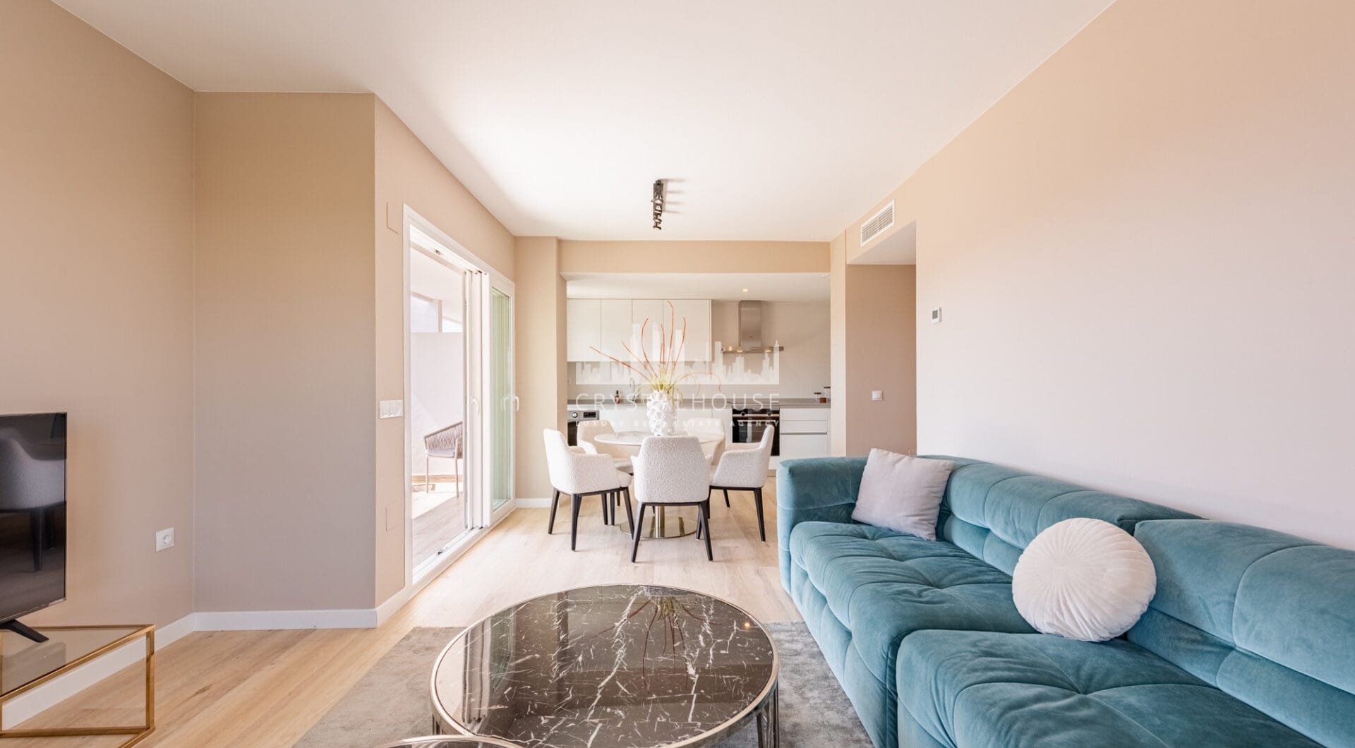 Nowy luksusowy apartament z widokiem na morze i góry w Nueva Andalucia, Marbella