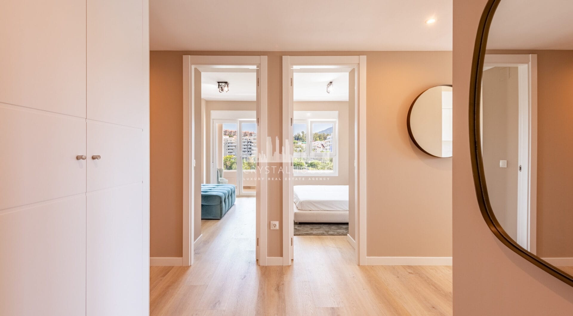 Nowy luksusowy apartament z widokiem na morze i góry w Nueva Andalucia, Marbella