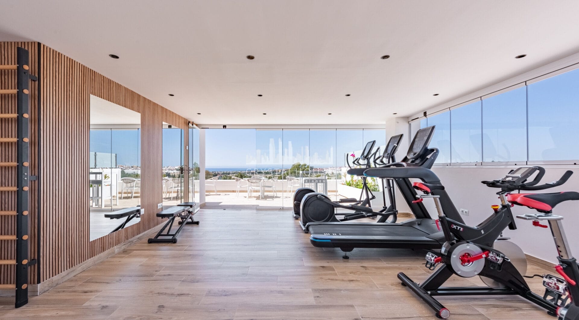 Nowy luksusowy apartament z widokiem na morze i góry w Nueva Andalucia, Marbella
