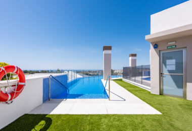 Nowy luksusowy apartament z widokiem na morze i góry w Nueva Andalucia, Marbella