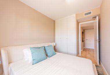 Nowy luksusowy apartament z widokiem na morze i góry w Nueva Andalucia, Marbella