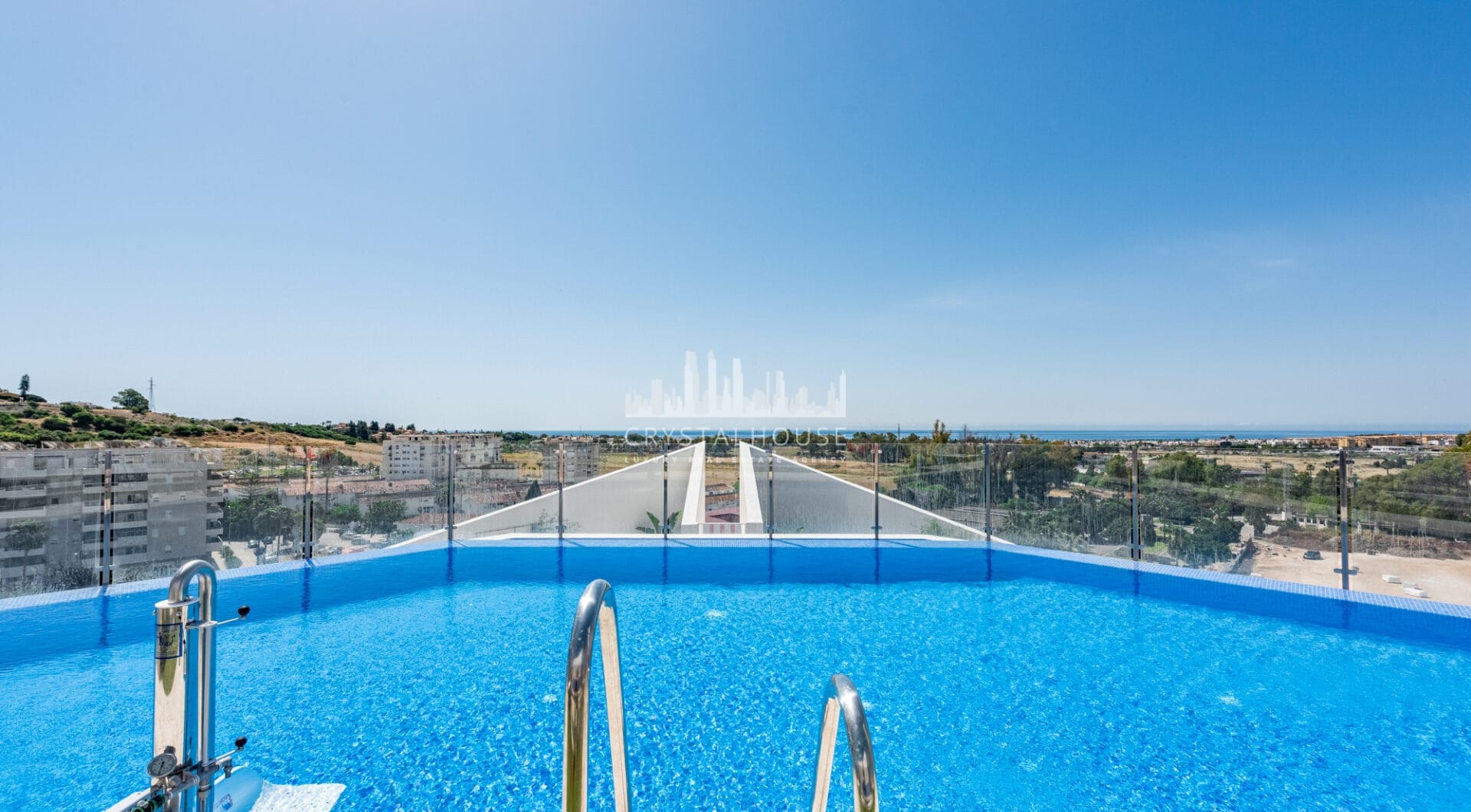 Nowy luksusowy apartament z widokiem na morze i góry w Nueva Andalucia, Marbella