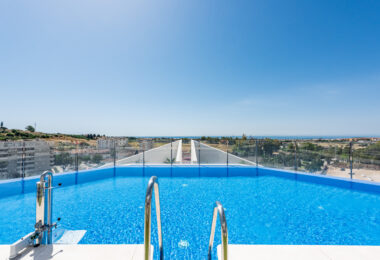 Nowy luksusowy apartament z widokiem na morze i góry w Nueva Andalucia, Marbella