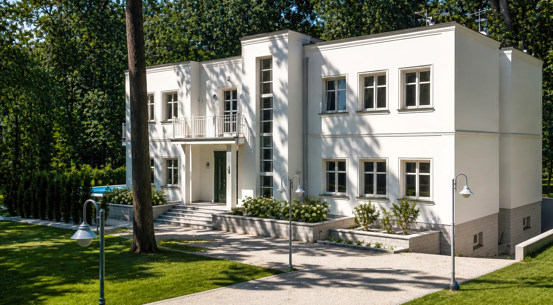 Dom z basenem pod Warszawą – elegancka biała rezydencja z nowoczesną architekturą i zielonym ogrodem