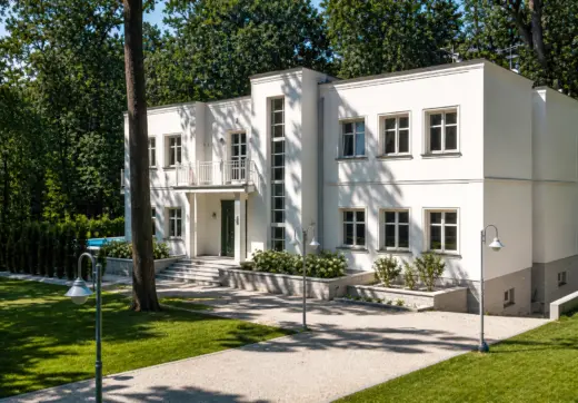 Dom z basenem pod Warszawą – elegancka biała rezydencja z nowoczesną architekturą i zielonym ogrodem