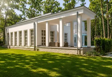 Dom z basenem pod Warszawą – elegancka rezydencja z dużym tarasem, wysokimi kolumnami i ogrodem