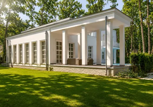 Dom z basenem pod Warszawą – elegancka rezydencja z dużym tarasem, wysokimi kolumnami i ogrodem