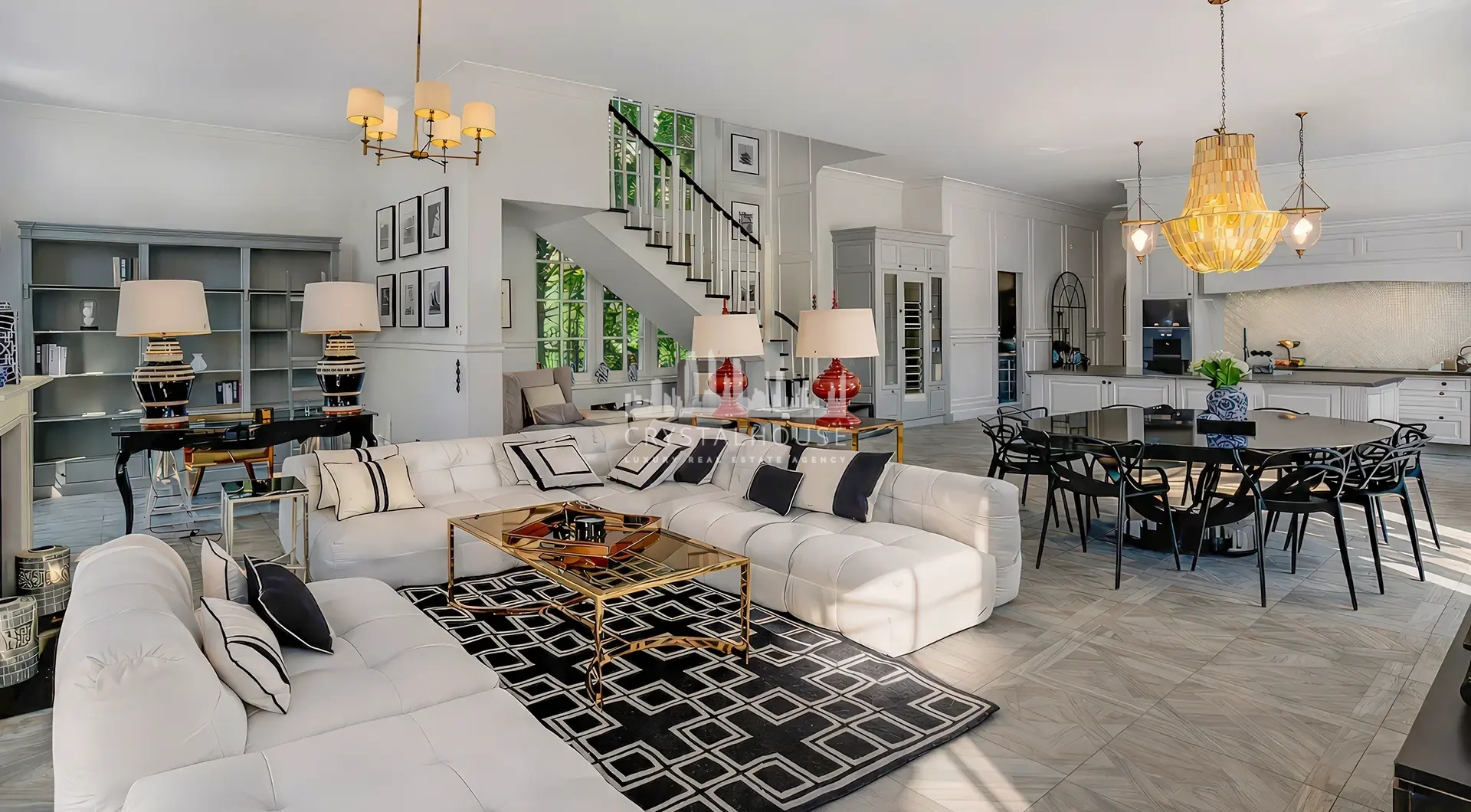 Luksusowa rezydencja z basenem – przestronny salon z jadalnią, eleganckimi meblami i nowoczesną kuchnią