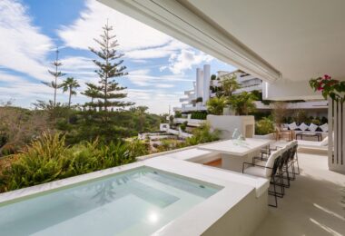 Nowoczesny, całkowicie odnowiony apartament w klubie Las Lomas del Marbella.