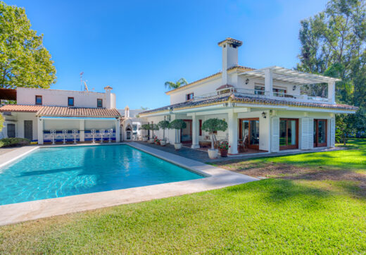 Elegancka, południowa willa z pięciopokojową sypialnią położona na Nowej Złotej Mili w Esteponie, zaledwie kilka kroków od plaży