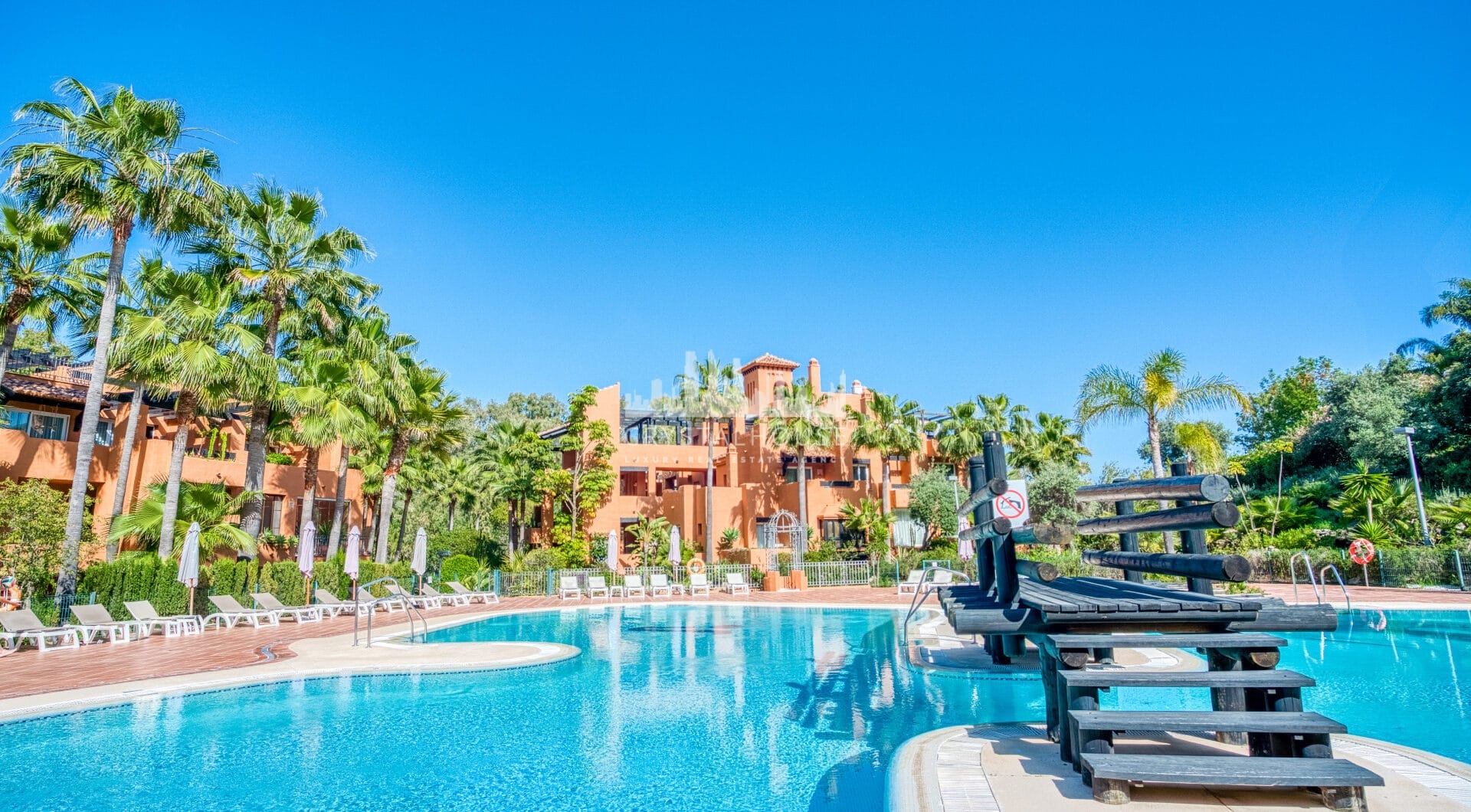 Urocze dwupokojowe mieszkanie na parterze z orientacją południowo-wschodnią, znajduje się w jednej z najbardziej ekskluzywnych społeczności, Alminar de Marbella, w Nueva Andalucía.
