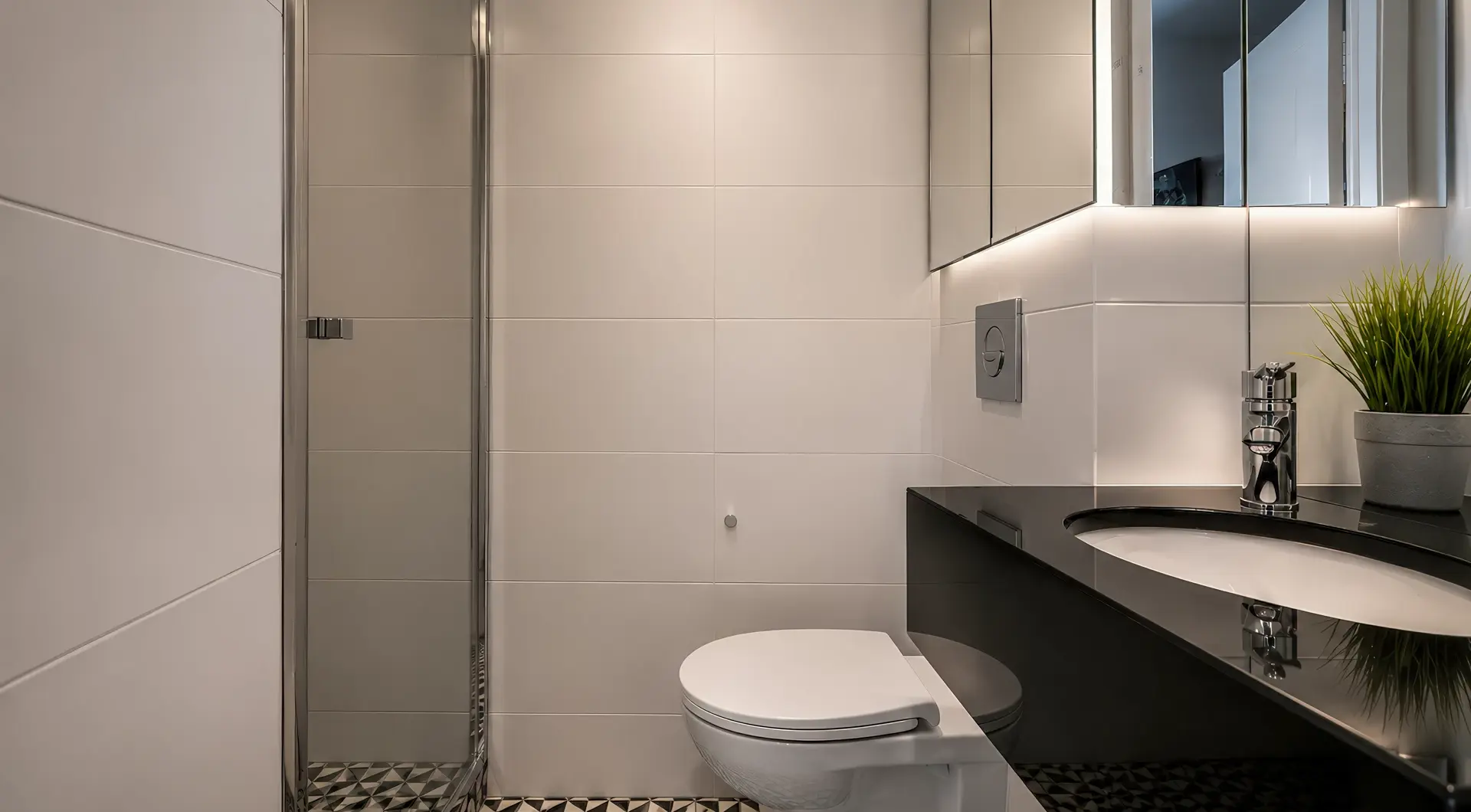 Apartament Warszawa Śródmieście z elegancką łazienką wyposażoną w prysznic walk-in, designerską umywalkę oraz nowoczesne wykończenie.