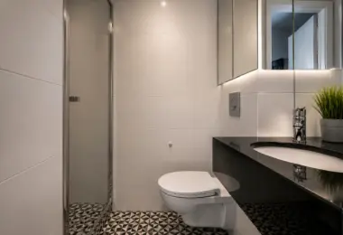 Apartament Warszawa Śródmieście z elegancką łazienką wyposażoną w prysznic walk-in, designerską umywalkę oraz nowoczesne wykończenie.