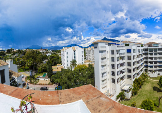 Światło i wyłączność w tym 3-pokojowym apartamencie w sercu Puerto Banus