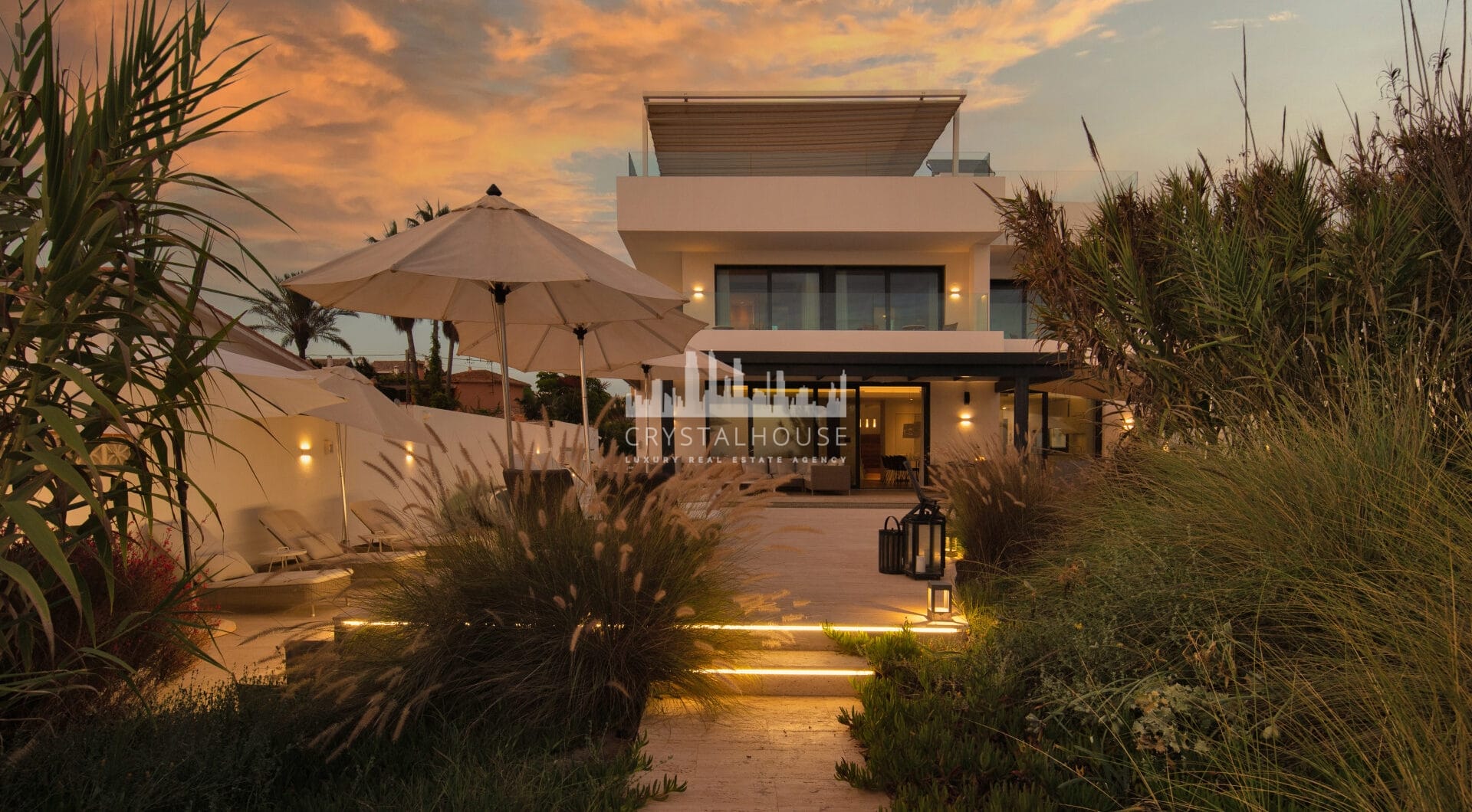 Spektakularny South- East Facing Beachfront Villa z bezpośrednim dostępem do morza w Costabella, Marbella