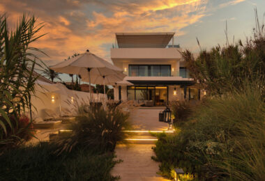 Spektakularny South- East Facing Beachfront Villa z bezpośrednim dostępem do morza w Costabella, Marbella