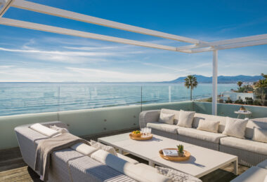 Spektakularny South- East Facing Beachfront Villa z bezpośrednim dostępem do morza w Costabella, Marbella