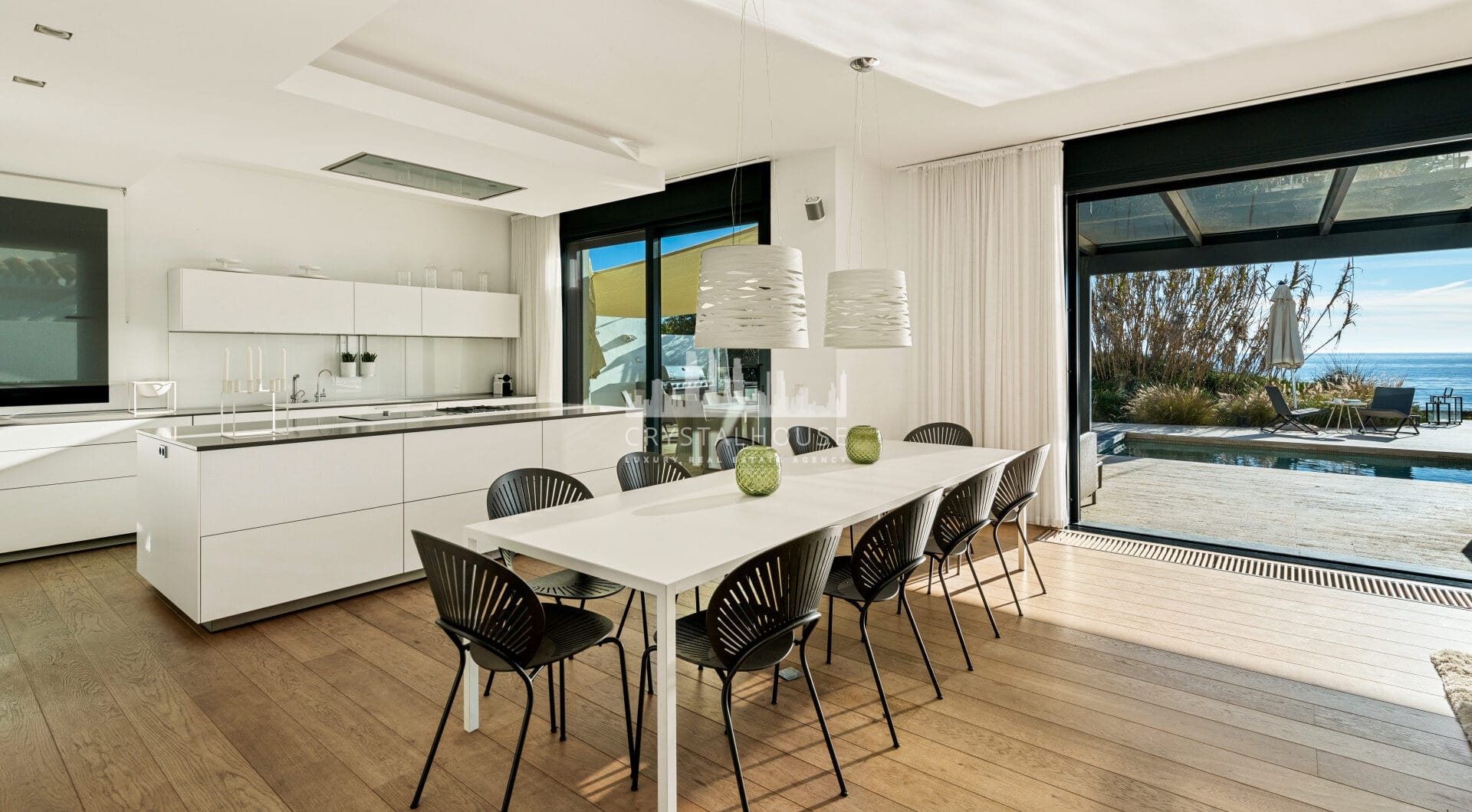 Spektakularny South- East Facing Beachfront Villa z bezpośrednim dostępem do morza w Costabella, Marbella