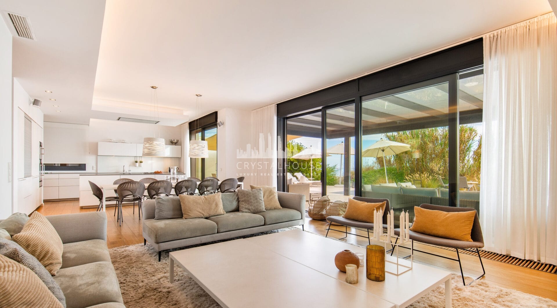 Spektakularny South- East Facing Beachfront Villa z bezpośrednim dostępem do morza w Costabella, Marbella