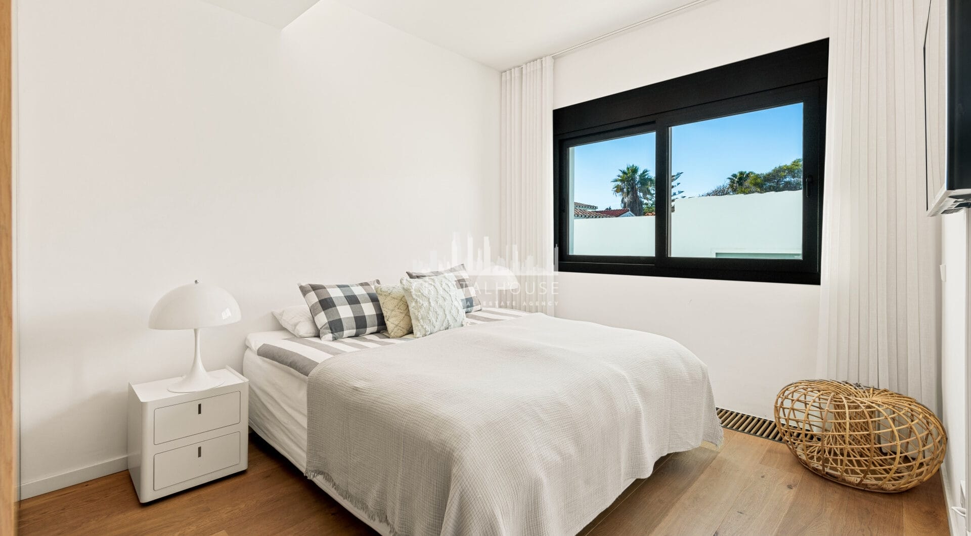 Spektakularny South- East Facing Beachfront Villa z bezpośrednim dostępem do morza w Costabella, Marbella