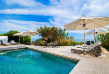 Spektakularny South- East Facing Beachfront Villa z bezpośrednim dostępem do morza w Costabella, Marbella