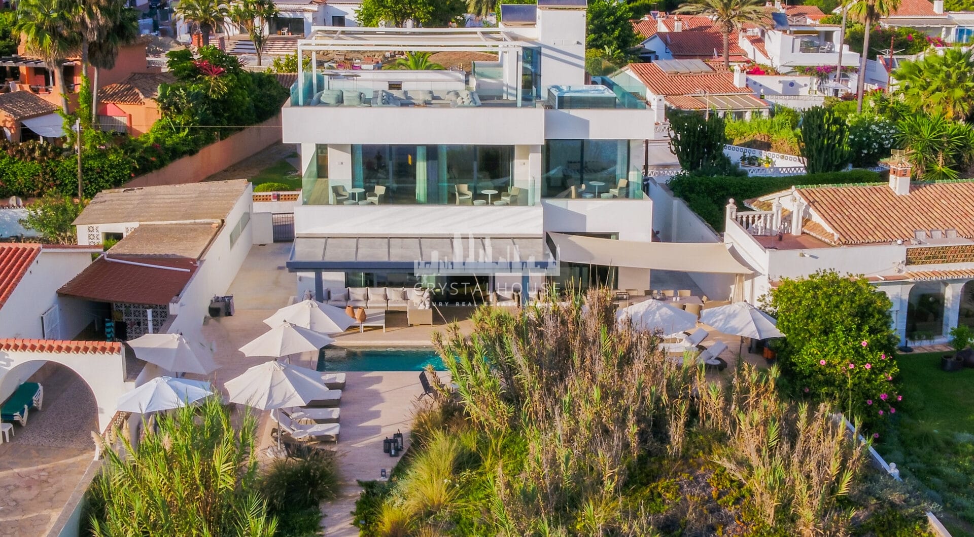 Spektakularny South- East Facing Beachfront Villa z bezpośrednim dostępem do morza w Costabella, Marbella