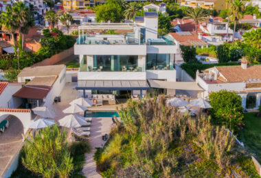 Spektakularny South- East Facing Beachfront Villa z bezpośrednim dostępem do morza w Costabella, Marbella