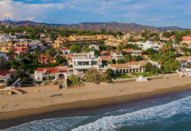 Spektakularny South- East Facing Beachfront Villa z bezpośrednim dostępem do morza w Costabella, Marbella