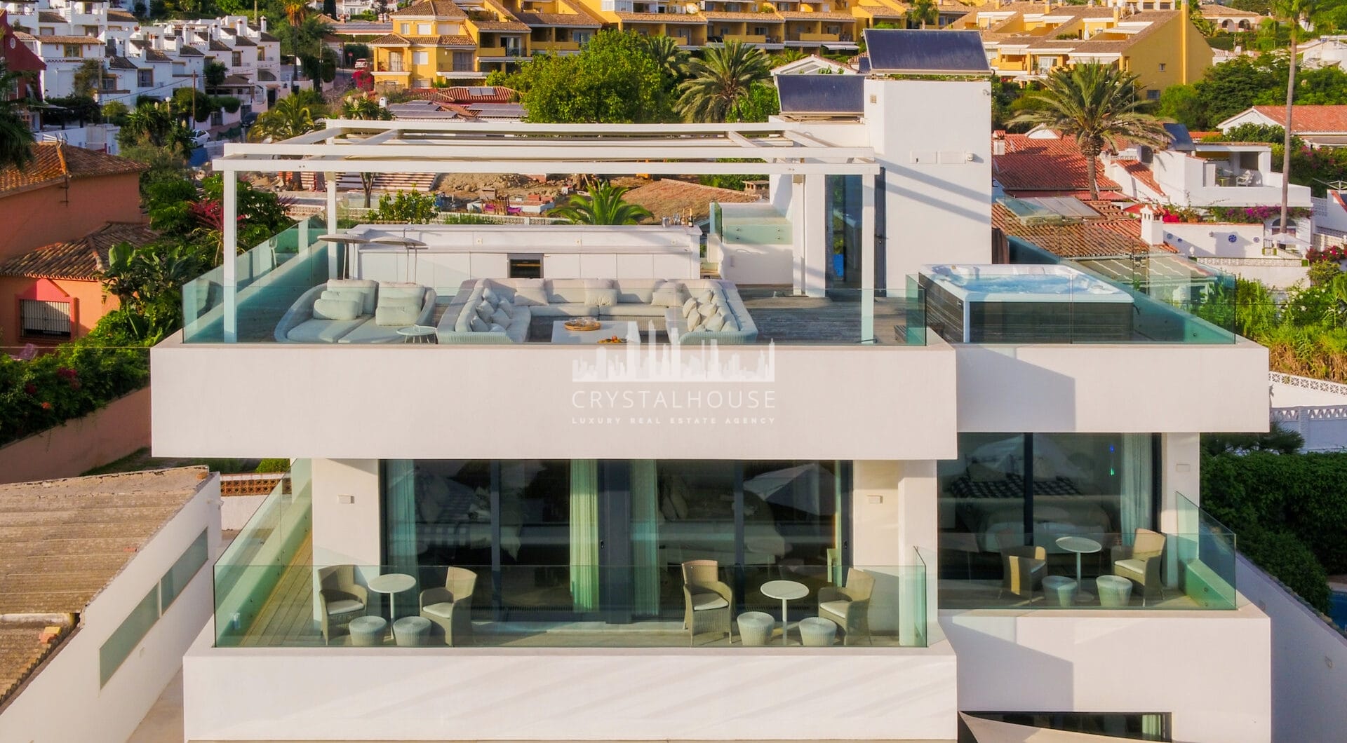 Spektakularny South- East Facing Beachfront Villa z bezpośrednim dostępem do morza w Costabella, Marbella