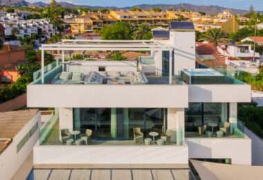 Spektakularny South- East Facing Beachfront Villa z bezpośrednim dostępem do morza w Costabella, Marbella