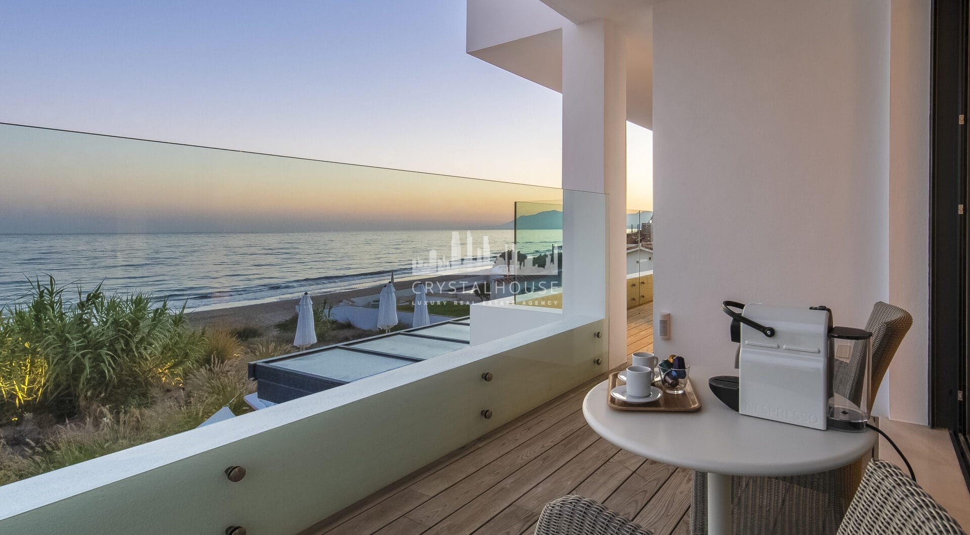 Spektakularny South- East Facing Beachfront Villa z bezpośrednim dostępem do morza w Costabella, Marbella