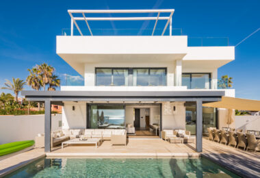 Spektakularny South- East Facing Beachfront Villa z bezpośrednim dostępem do morza w Costabella, Marbella
