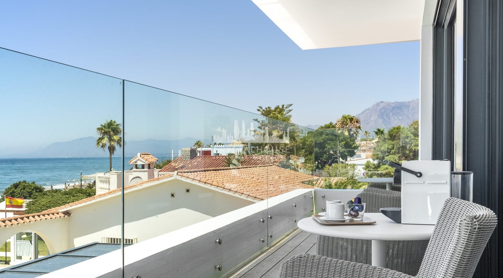 Spektakularny South- East Facing Beachfront Villa z bezpośrednim dostępem do morza w Costabella, Marbella