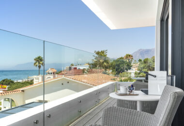 Spektakularny South- East Facing Beachfront Villa z bezpośrednim dostępem do morza w Costabella, Marbella