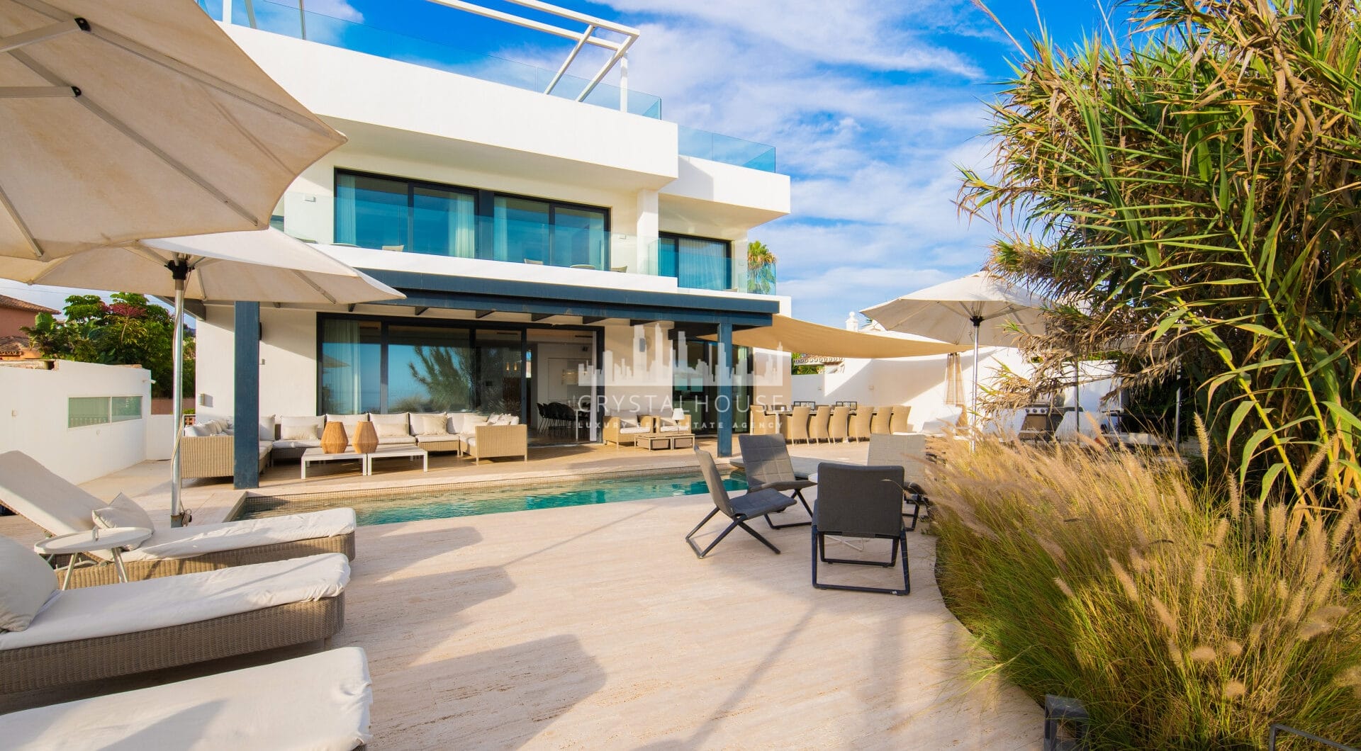 Spektakularny South- East Facing Beachfront Villa z bezpośrednim dostępem do morza w Costabella, Marbella