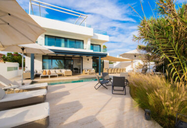 Spektakularny South- East Facing Beachfront Villa z bezpośrednim dostępem do morza w Costabella, Marbella