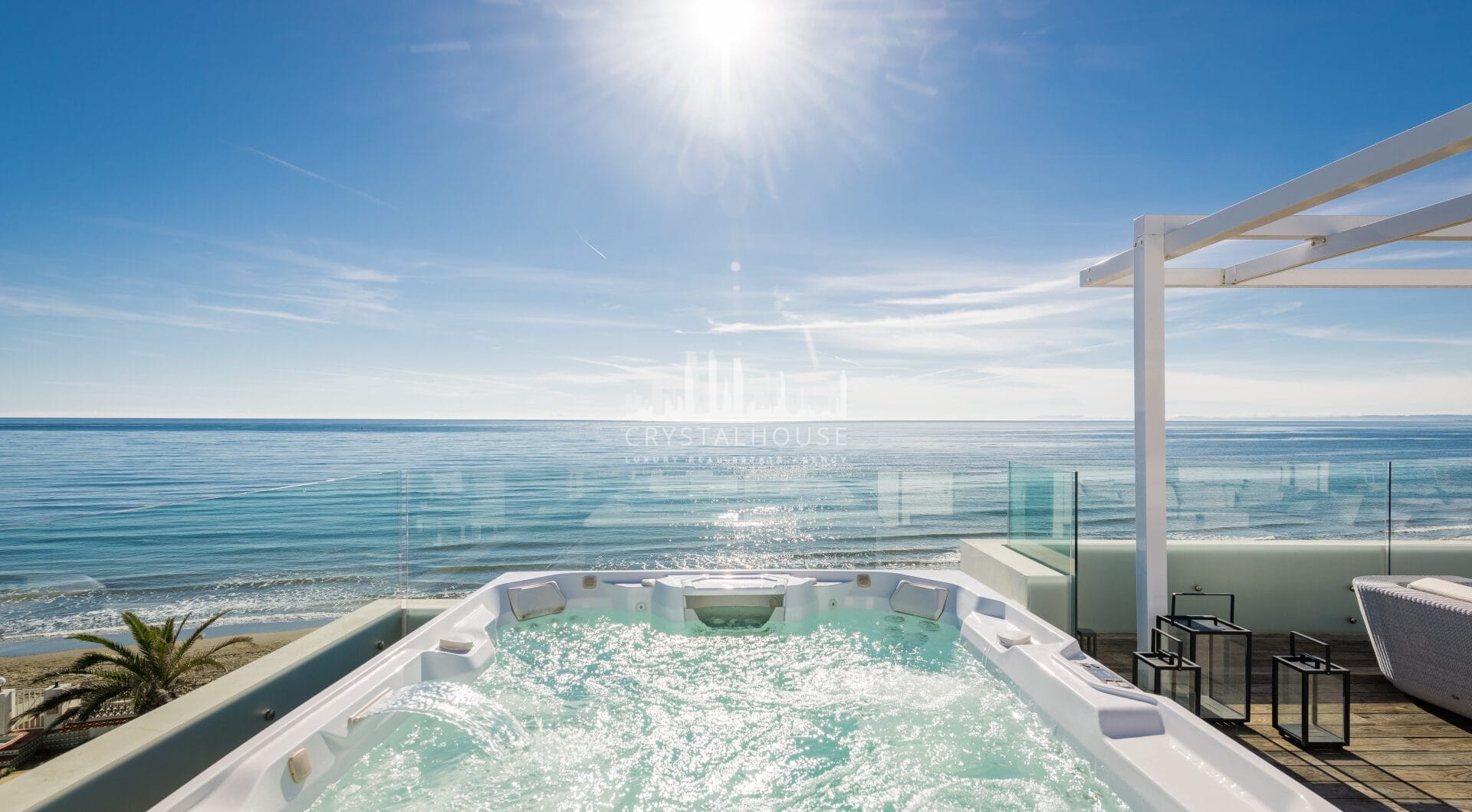 Spektakularny South- East Facing Beachfront Villa z bezpośrednim dostępem do morza w Costabella, Marbella