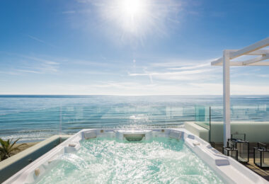 Spektakularny South- East Facing Beachfront Villa z bezpośrednim dostępem do morza w Costabella, Marbella