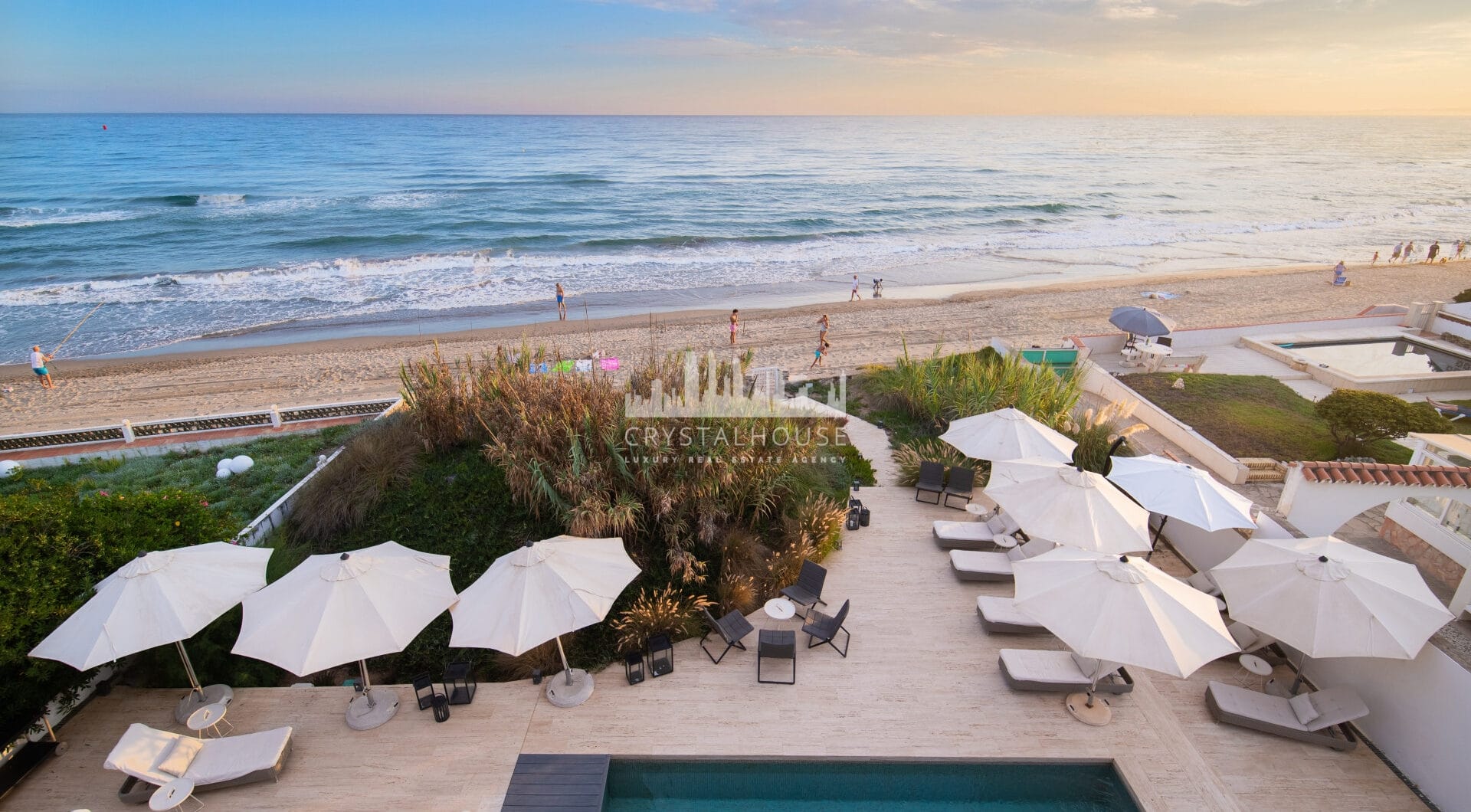 Spektakularny South- East Facing Beachfront Villa z bezpośrednim dostępem do morza w Costabella, Marbella