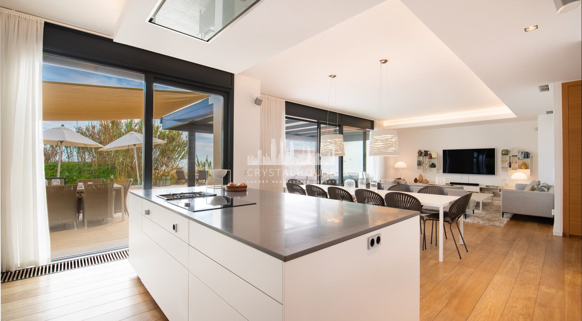 Spektakularny South- East Facing Beachfront Villa z bezpośrednim dostępem do morza w Costabella, Marbella