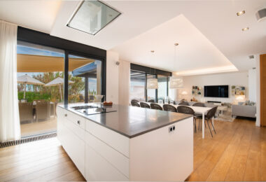 Spektakularny South- East Facing Beachfront Villa z bezpośrednim dostępem do morza w Costabella, Marbella