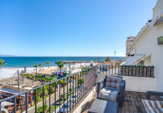 Piękny apartament na wschód z widokiem na morze i góry, położony w samym sercu Puerto Banús.