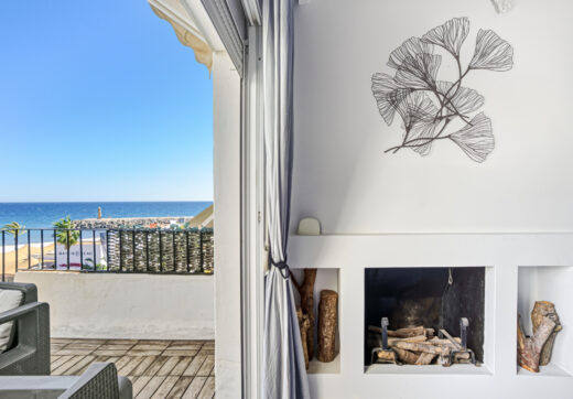 Piękny apartament na wschód z widokiem na morze i góry, położony w samym sercu Puerto Banús.