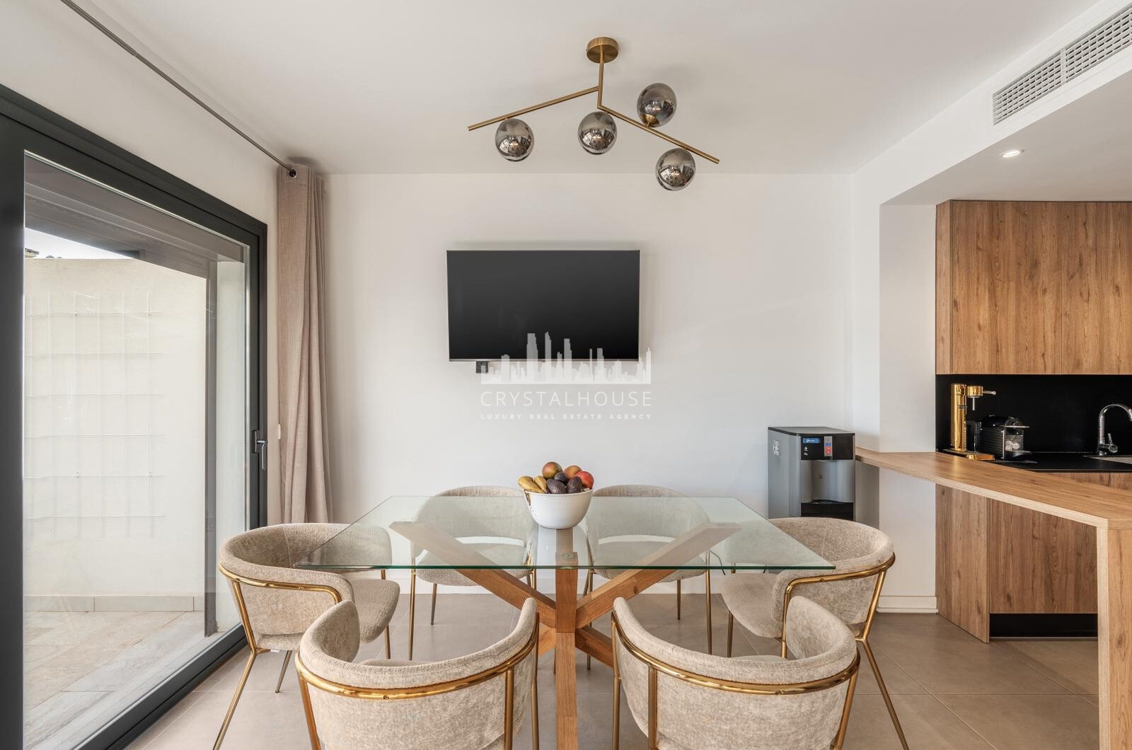 Wspaniały trzypokojowy kamienica znajduje się w strzeżonej społeczności Agra Residencial, Estepona