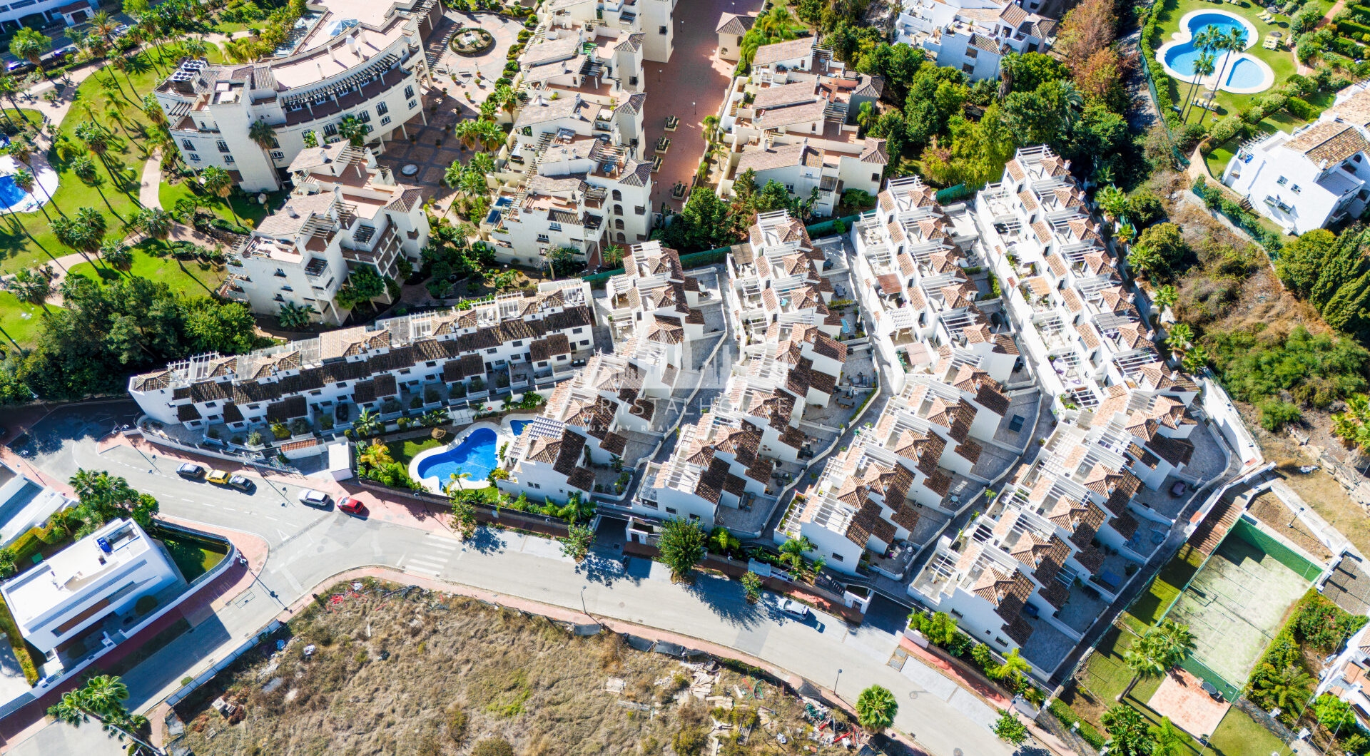 Wspaniały trzypokojowy kamienica znajduje się w strzeżonej społeczności Agra Residencial, Estepona